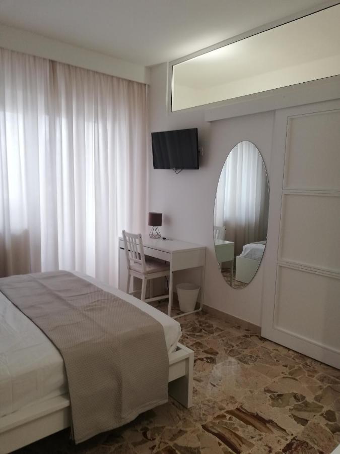 Ostuni Crispi House Hotel Exterior photo